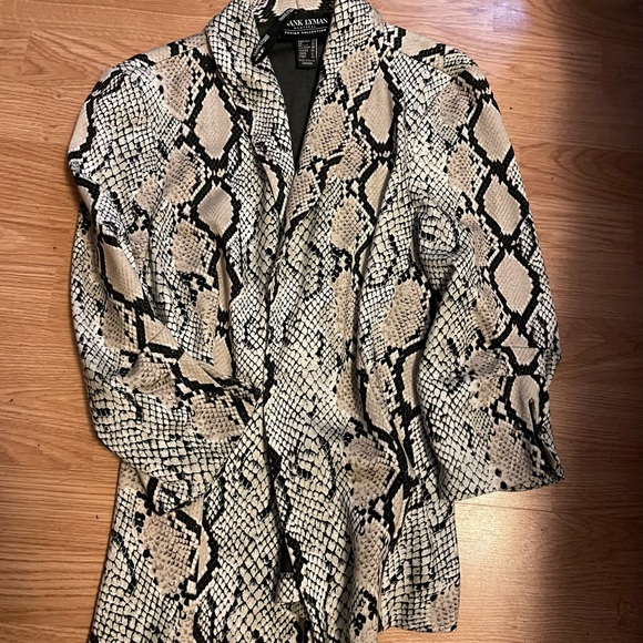 💕HOST PICK Frank Lyman snakeskin print blazer - Picture 2 of 8